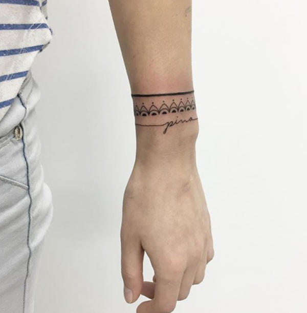 Garis horizontal di pergelangan tangan